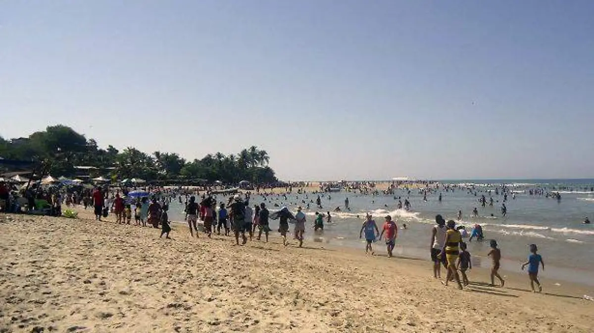 Costa chica - palyas llenas de turistas