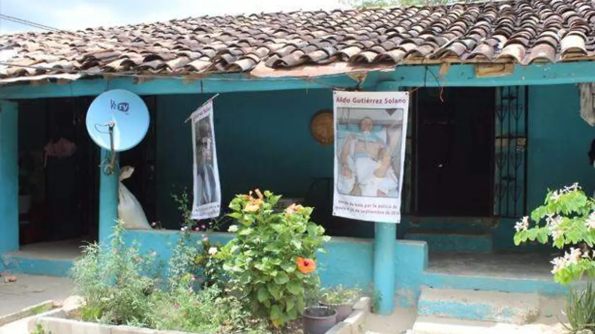 Ayutla - regresa a casa normalista herido de bala ayotzinapa