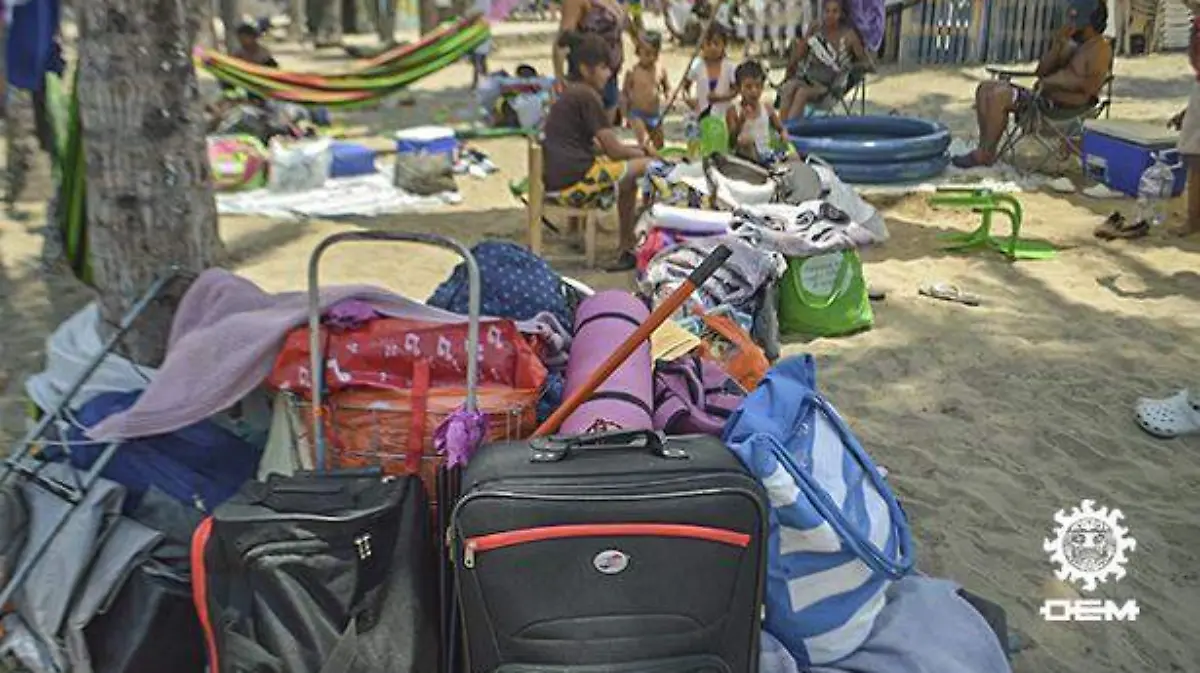 Acapulco - familias acampan en la arena a pesar de la prohibición 2