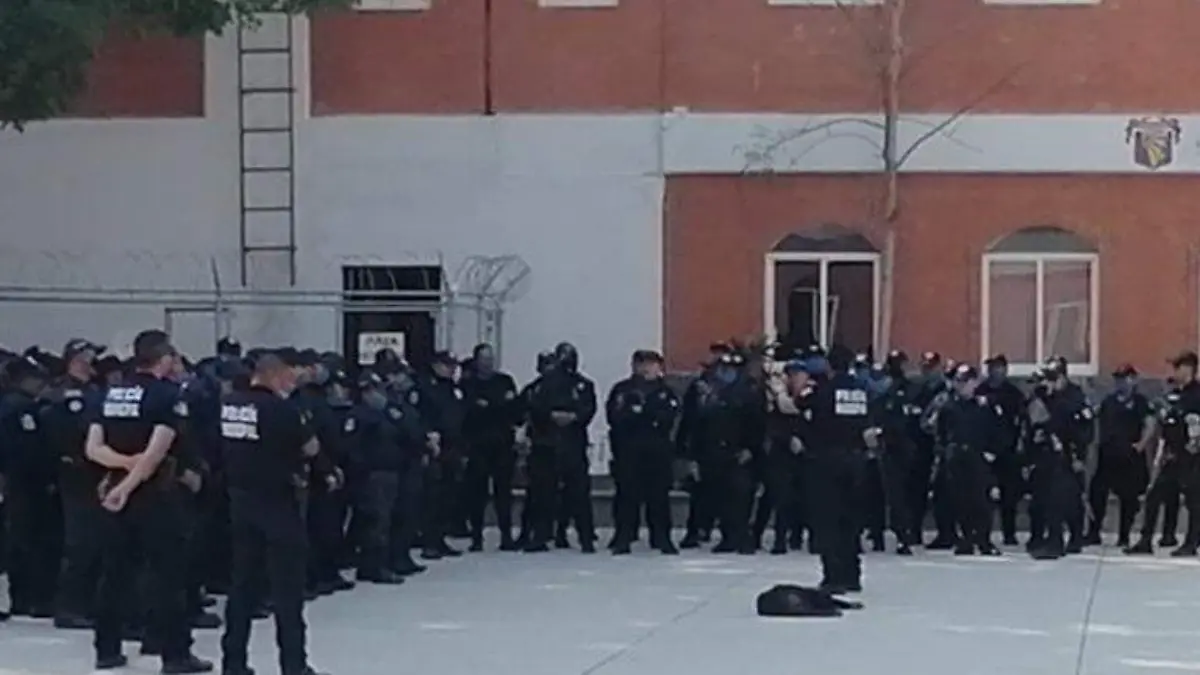 Policías paro labores