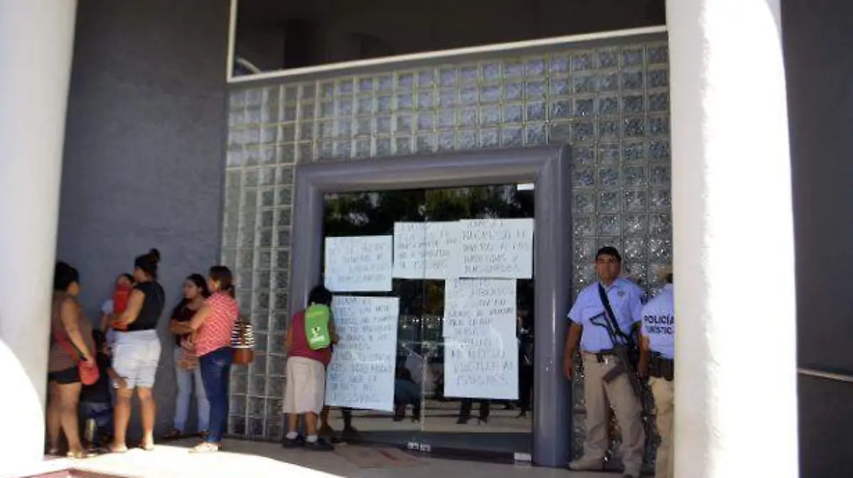 Acapulco -toman el palacio federal