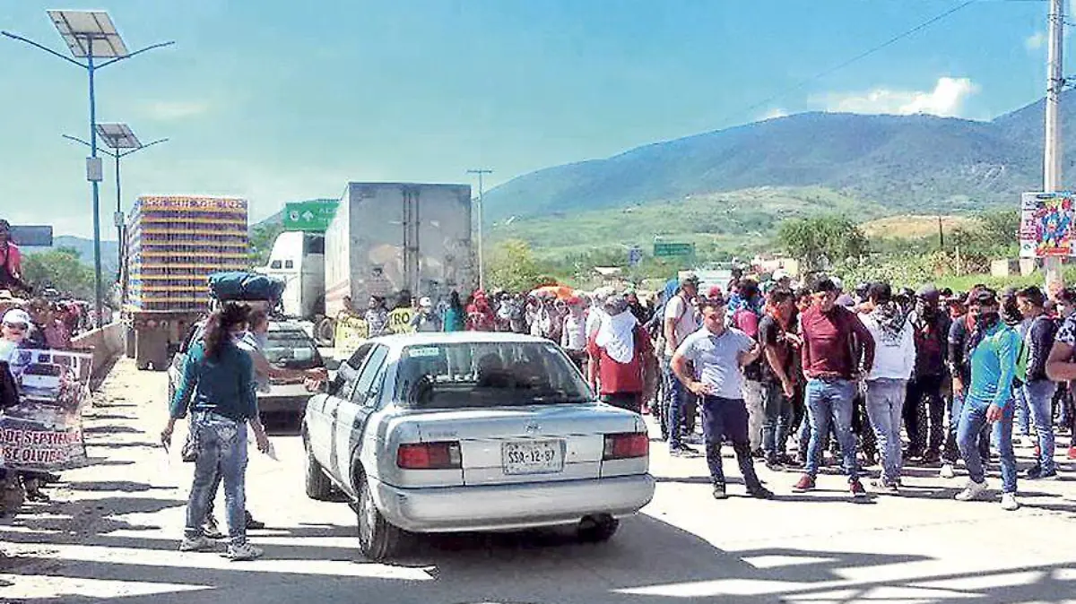 Normalistas bloquean autopsta