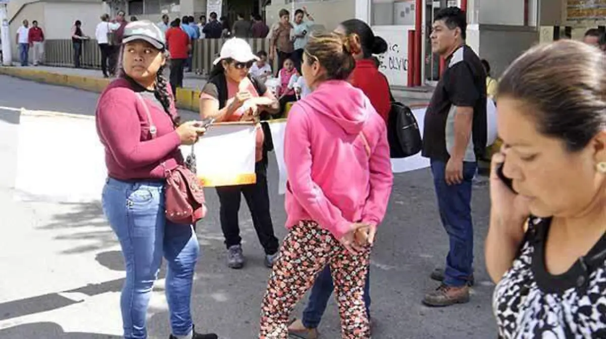 Chilpancingo - Protestan familias en el Ayuntamiento