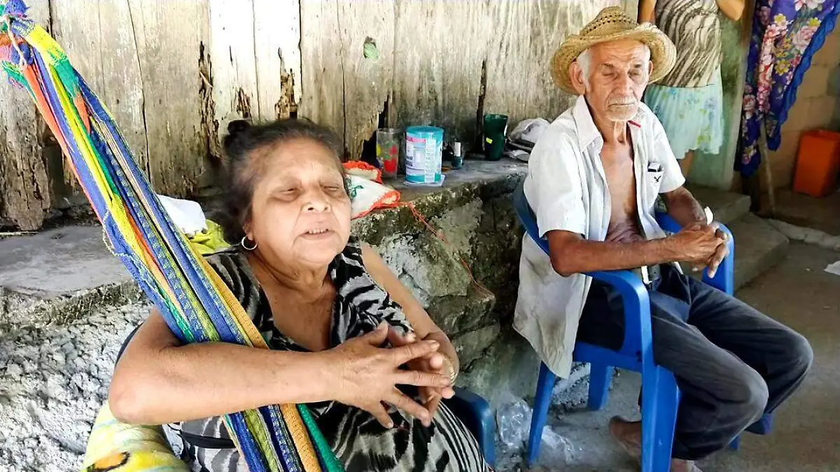 adultos piden ayuda