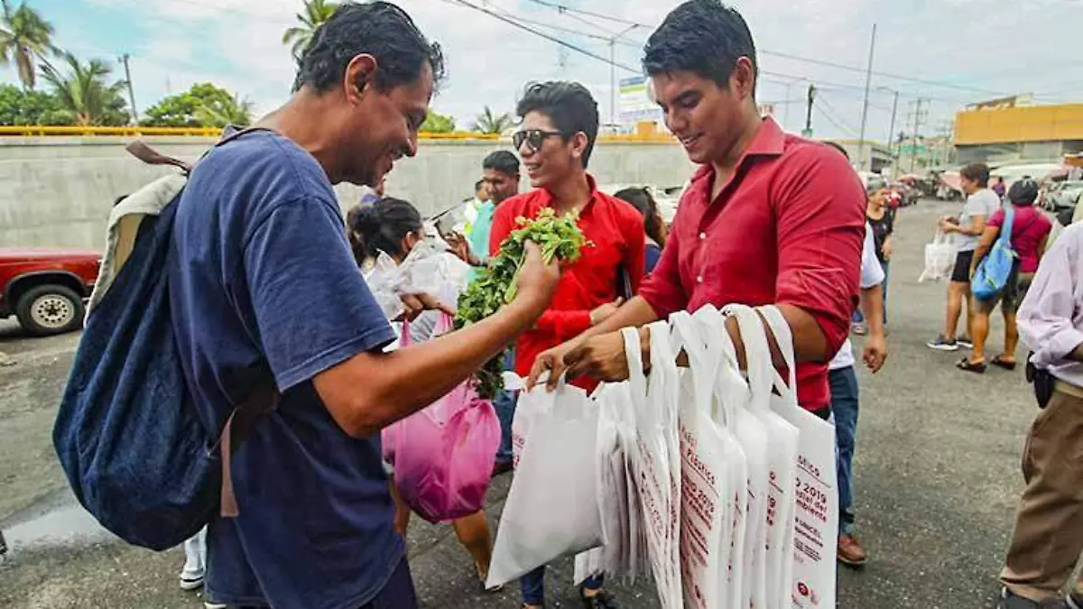 ACapulco - regalan bolsas mercado central