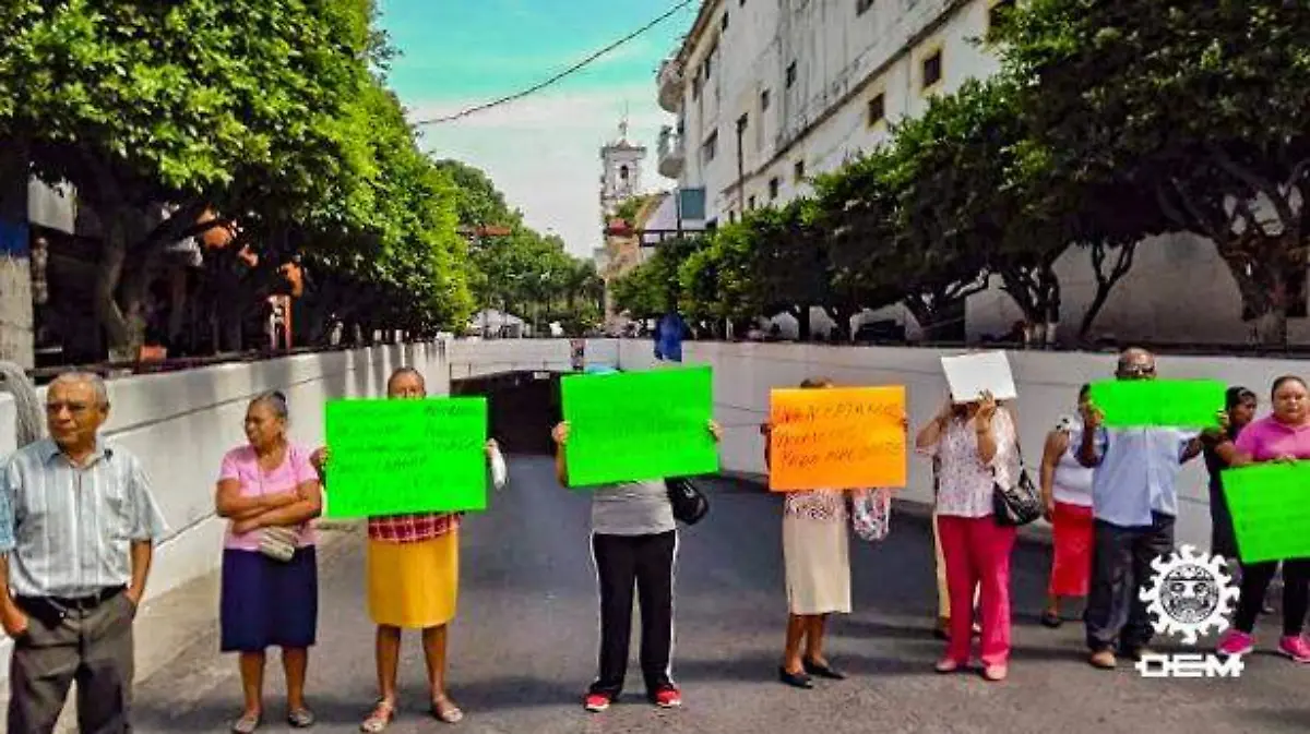 Acapulco - Bloqueo del ISSSPEG calles de chilpancingo