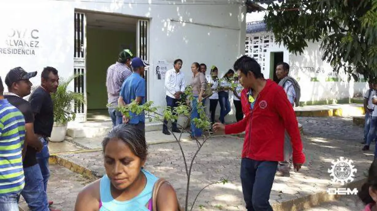 Atoyac - exigen pago de traslado de maestro