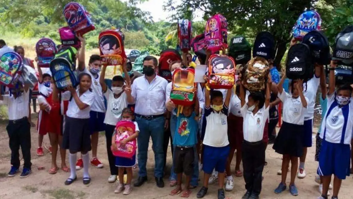 Entrega mochilas mas por acapulco