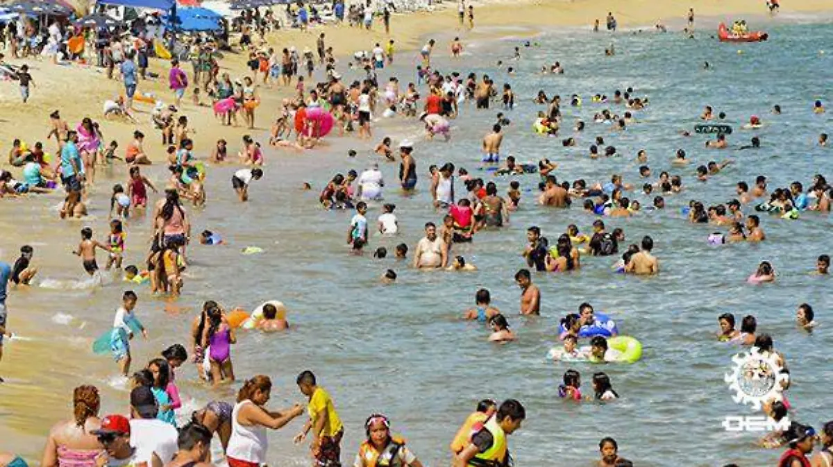 Acapulco - playas llenas en fin de semana
