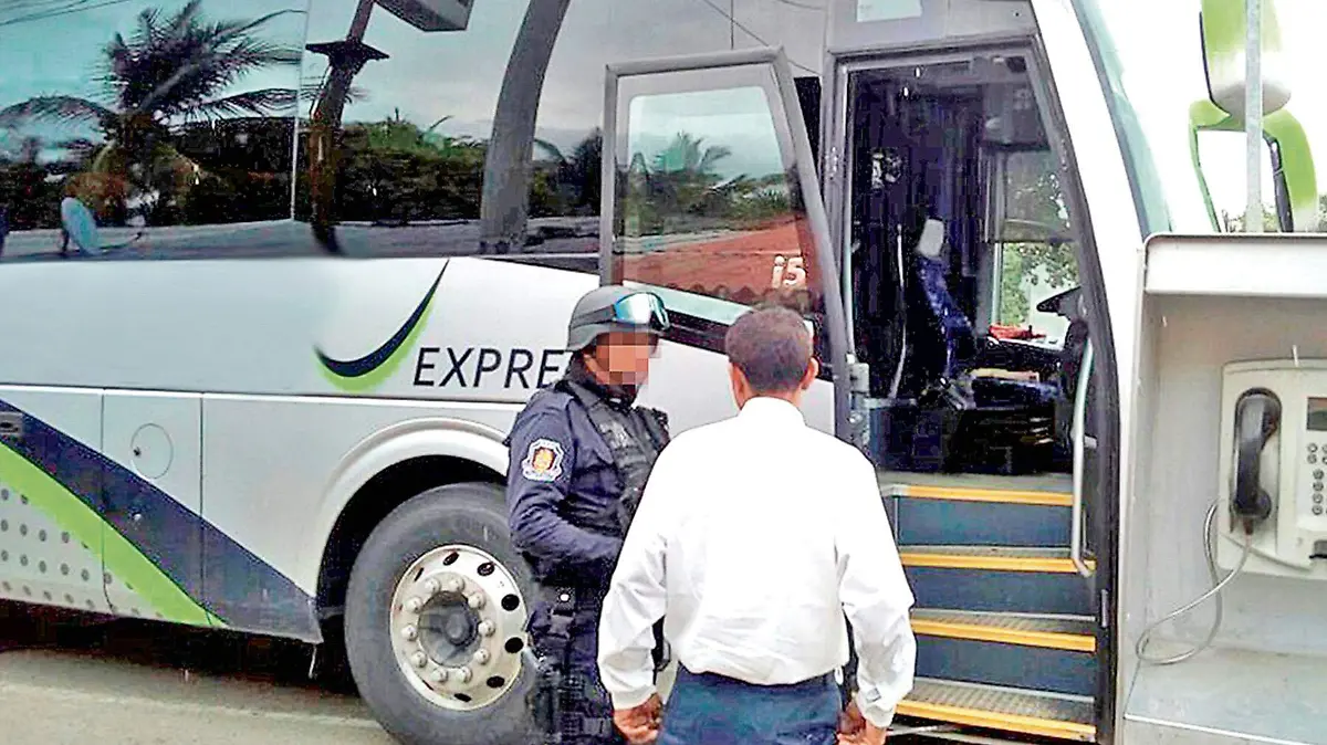 Aseguran droga en autobus