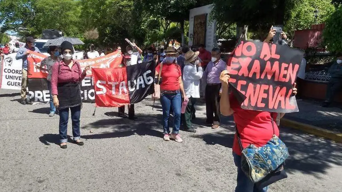Marcha trabajadores UAGro