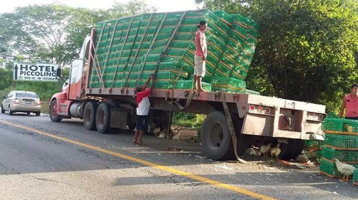 Acapulco - Accidente provoca caos vial en la carretera