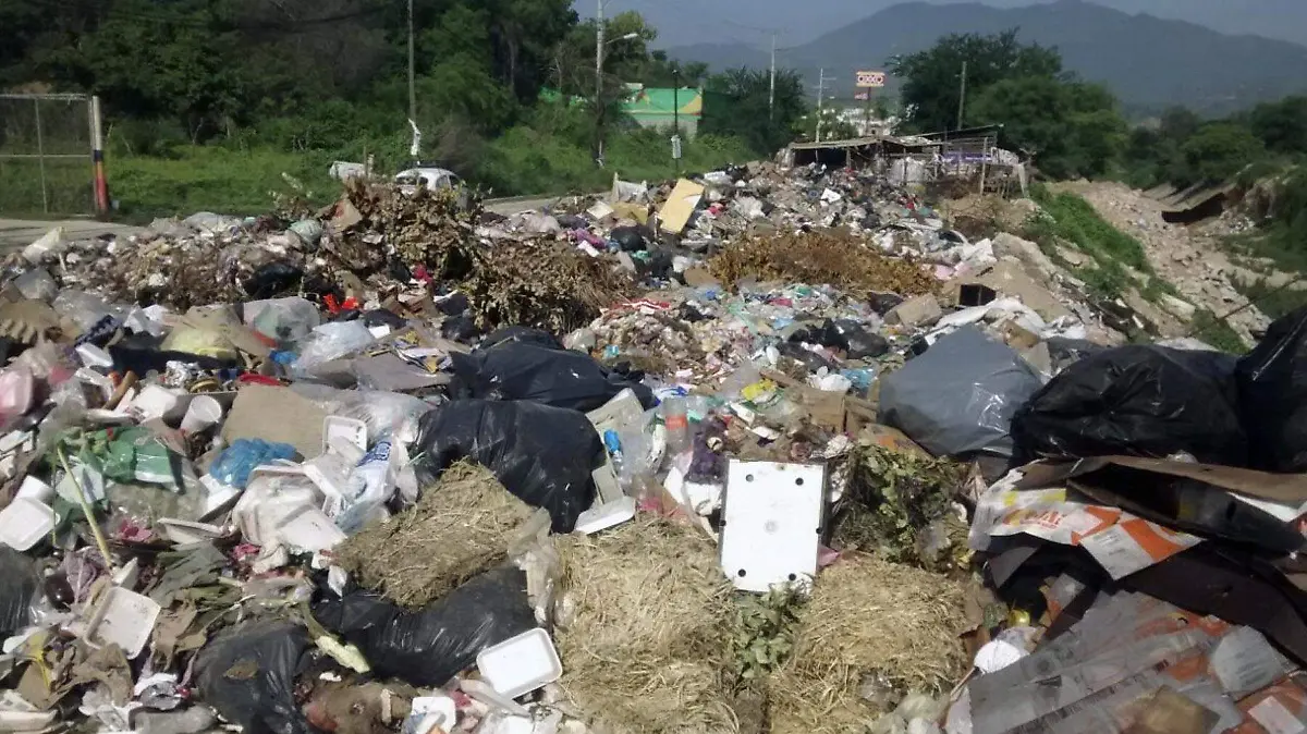 Basura cerca del hospital