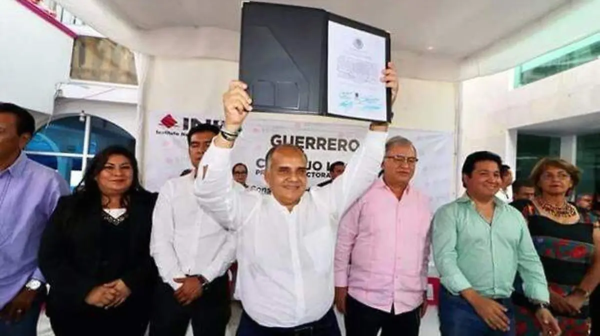Añorve recibe constancia de ganador por el trife