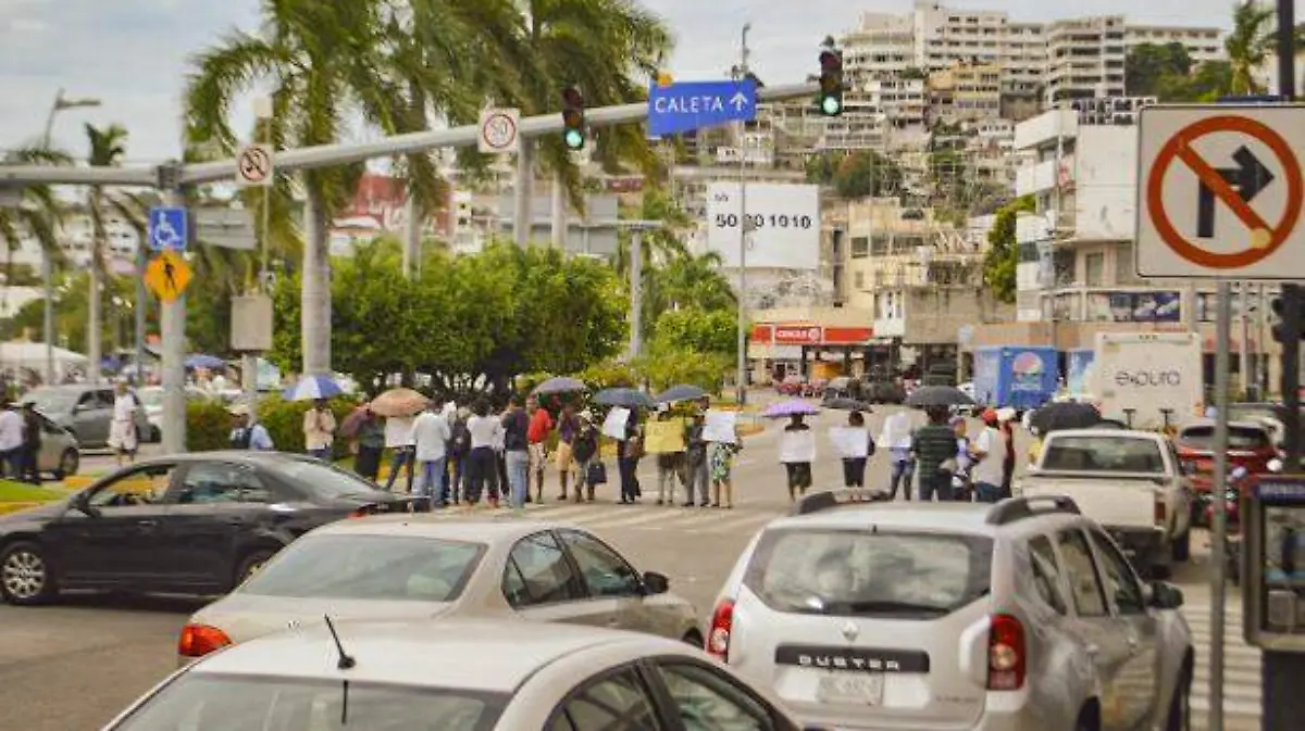 Acapulco - Bloqueo en la costera