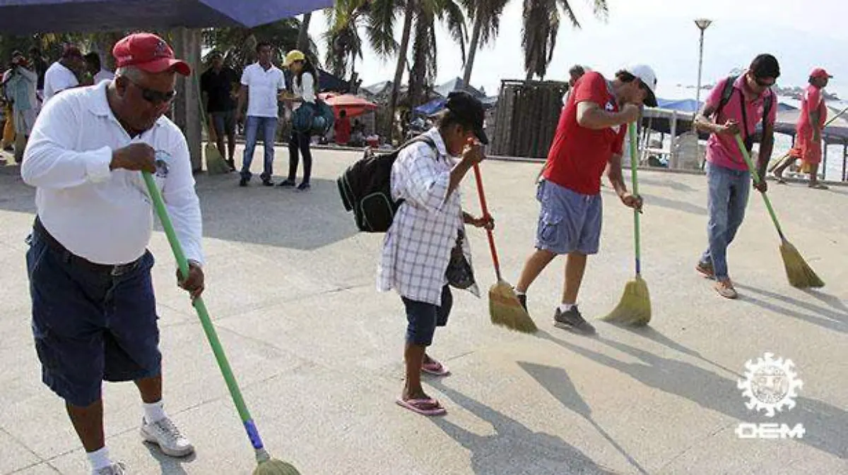 Acapulco - Limpian la zona costera de basura