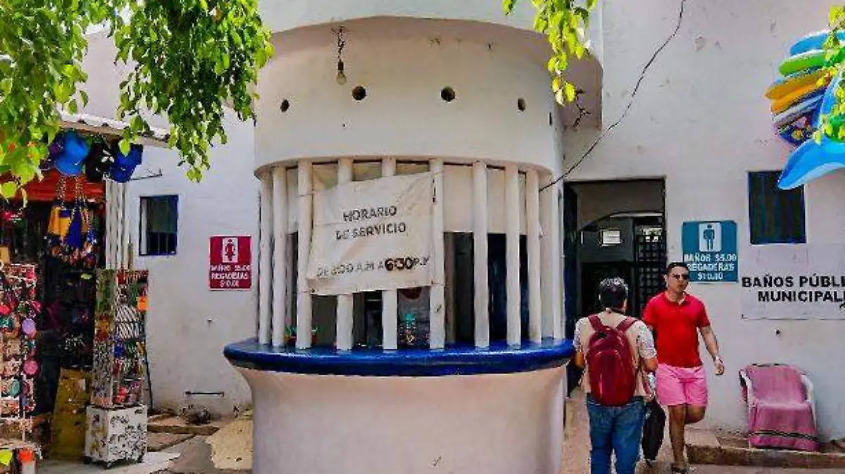 Costa grande - Obsoleta zona comercial  de la playa Linda