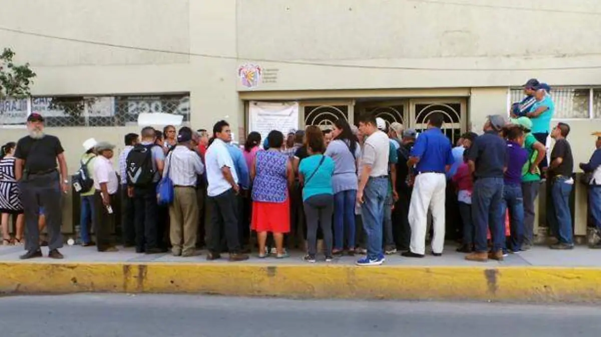 Chilpancingo - toman ayuntamiento en demanda de pagos