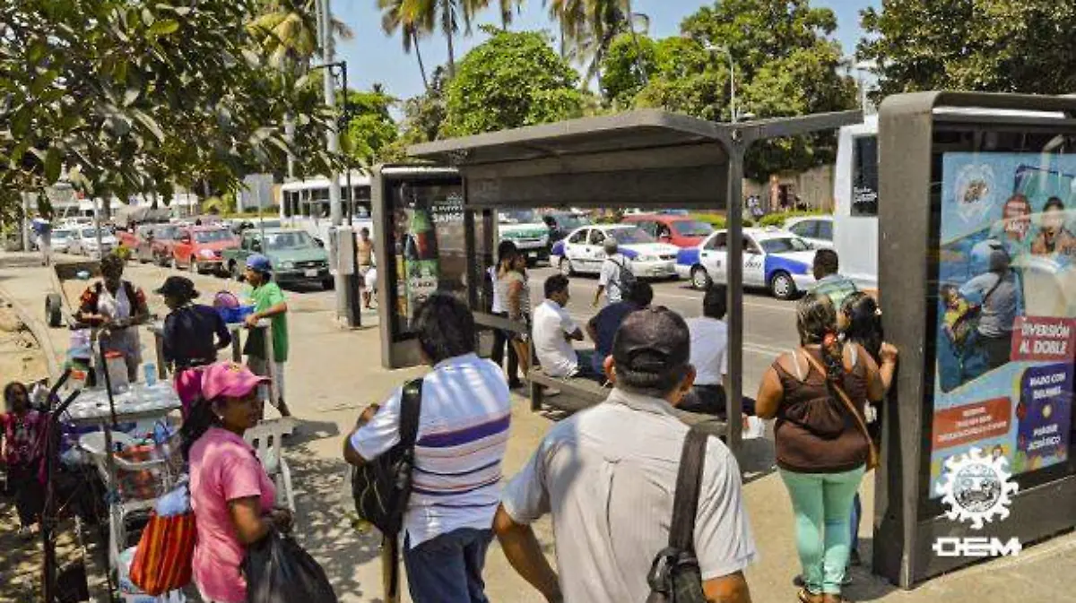 Acapulco - circulan menos de la mitad de camiones en la costera miguel alemán