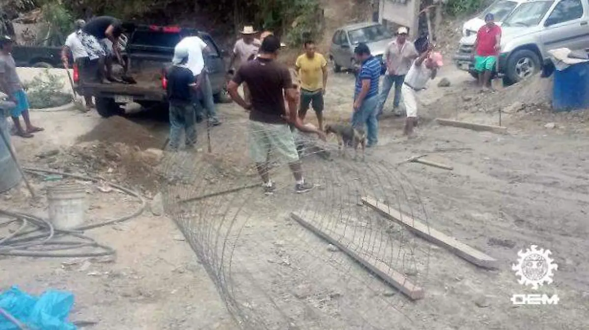 Costa grande - vecinos pavimentan su calle con recursos propios