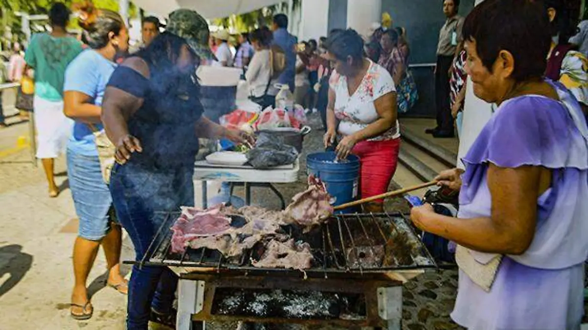 Acapulco - instalan planton en la entrada del palacio federal