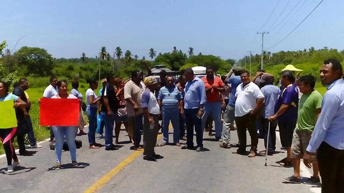 Despedidos bloquean carretera