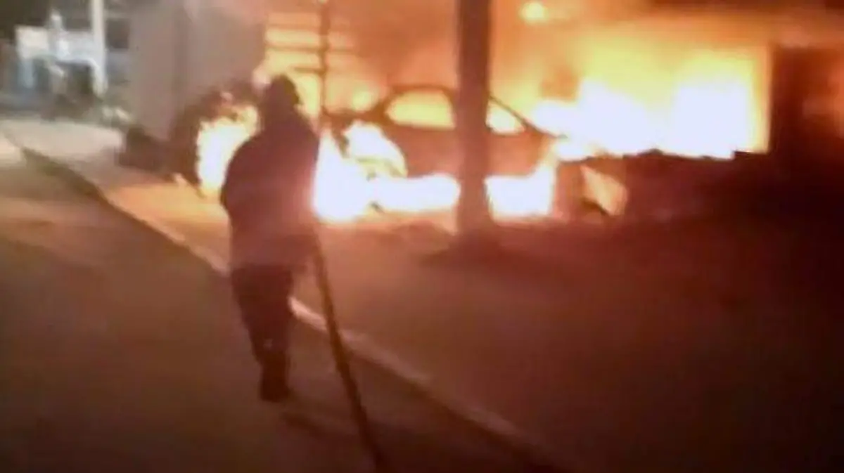 ACapulco - incendian tres vehículos en talleres diferentes