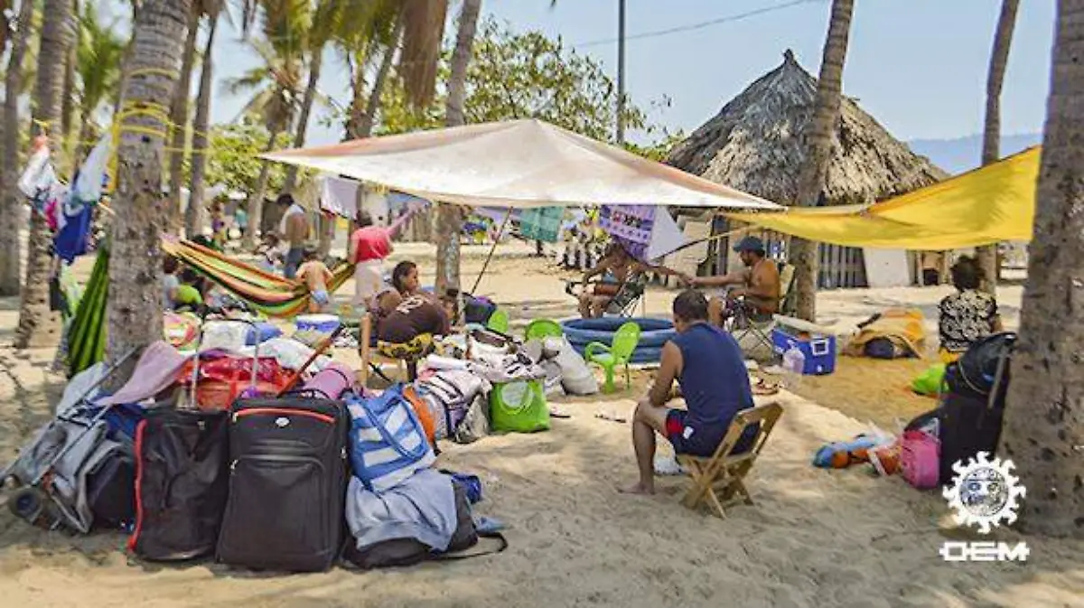 Acapulco - familias acampan en la arena a pesar de la prohibición