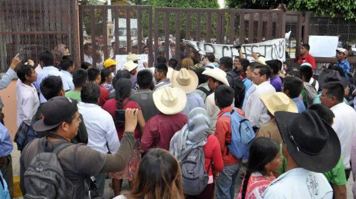Chilpancingo - toman edifico del congreso de Guerrero