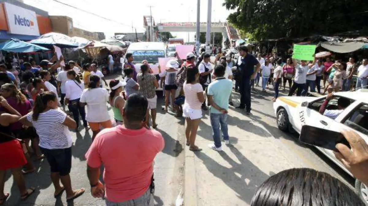 Acapulco - Bloquean y protestan en bulevar lázaro cárdenas por mal estado de Escuela