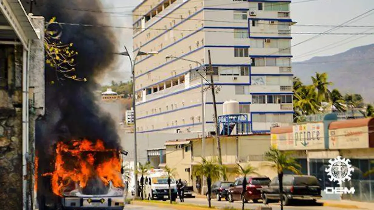 Acapulco - incendian camión urbano en caleta