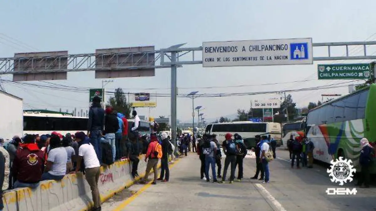 Chilpancingo - Normalistas bloquean la autopista del sol