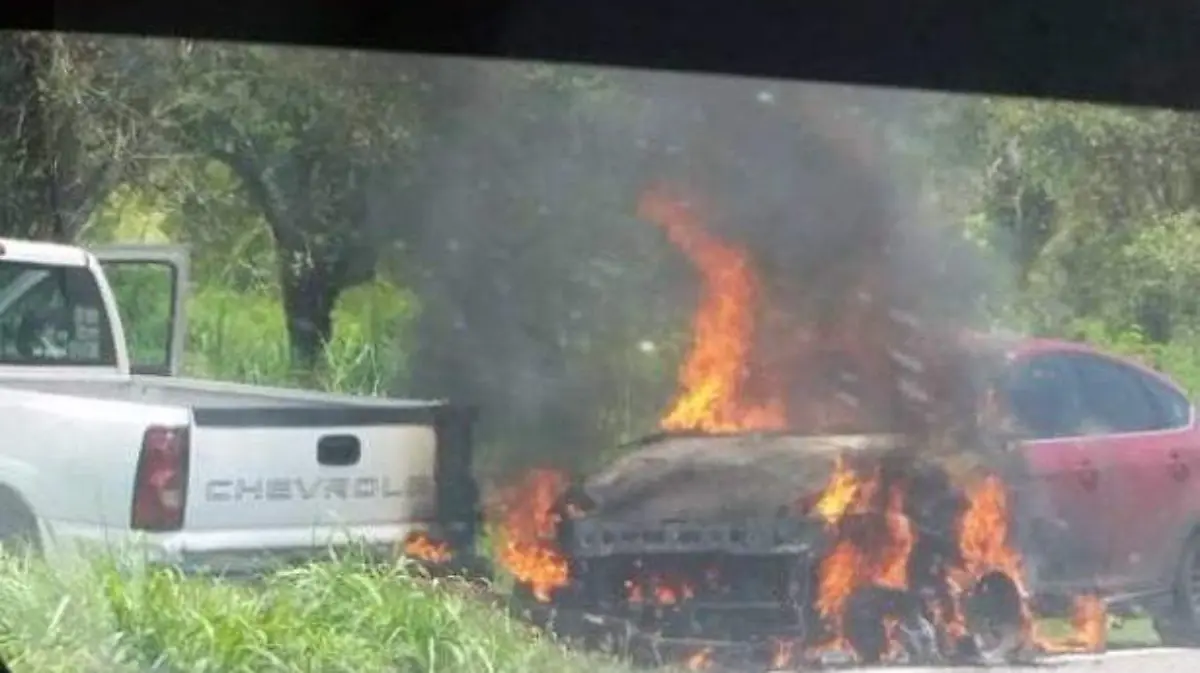 Acapulco - coche se incendia tras chocar en coyuca de benítez