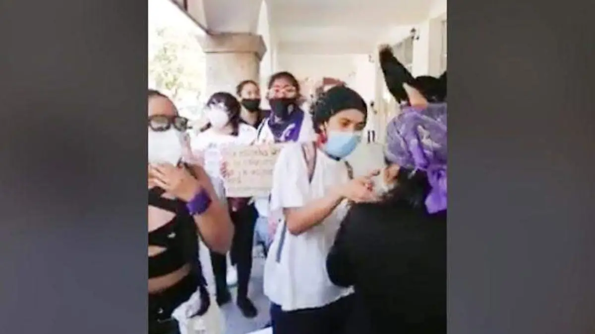 feminista atacada