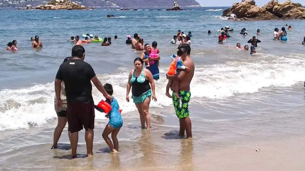turistas playas aca