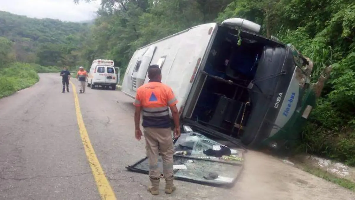 Volcadura Camión Zihuatanejo