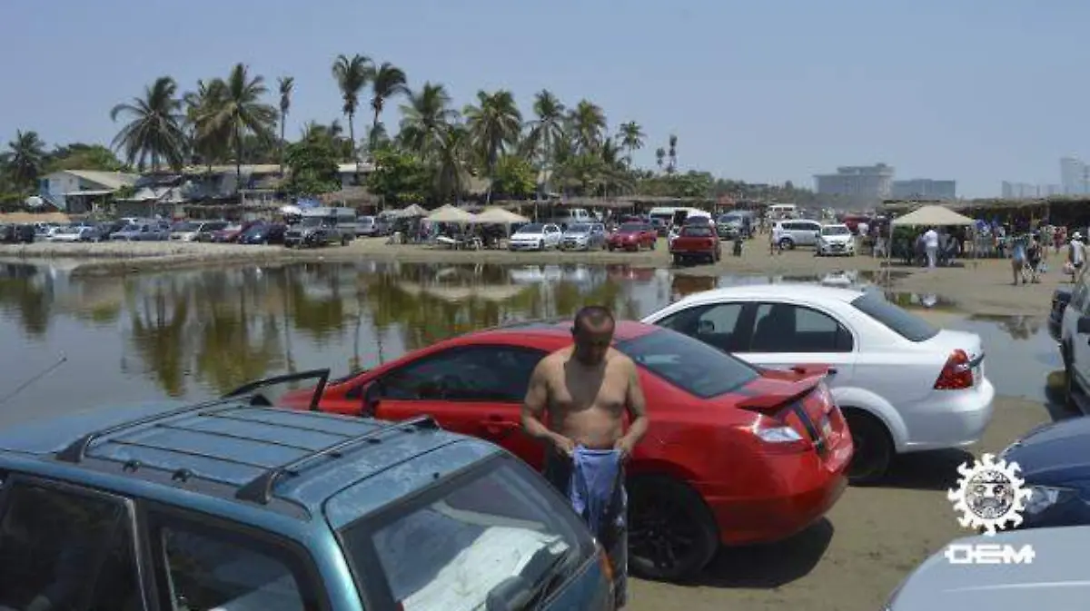 acapulco- turismo y coches dentro de la playa revolcadero