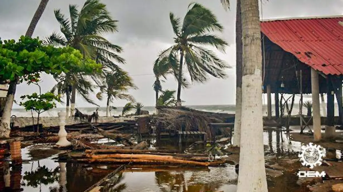 Acapulco - pie de la cuesta; alto oleaje se lleva gran parte del mobiliario de playa