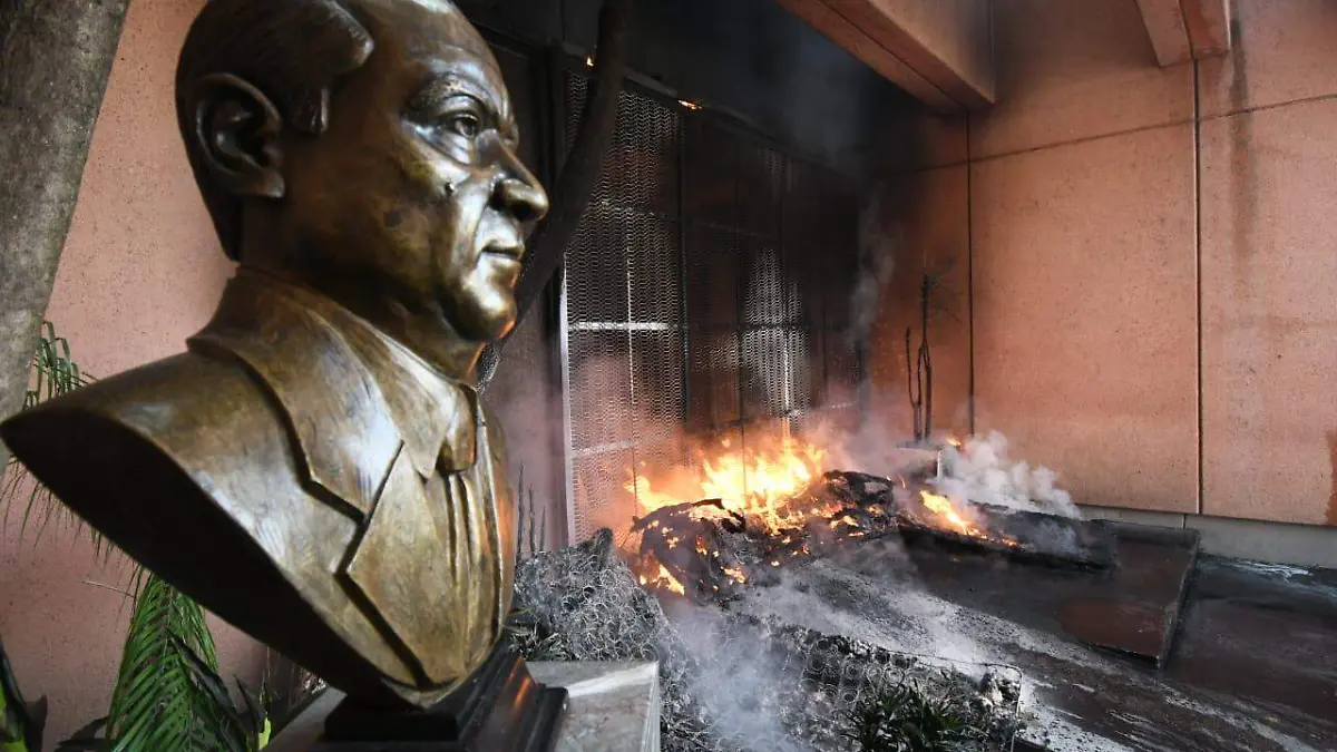 vandalizan estudiantes ayotzinapa