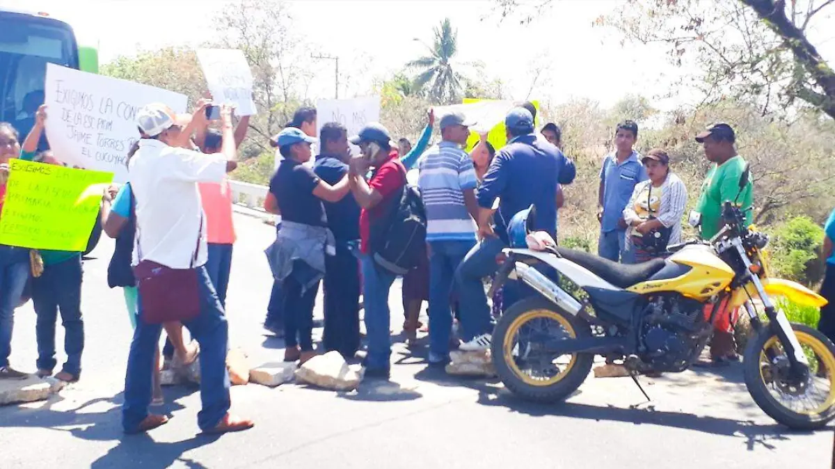 exigen maestros atoyac