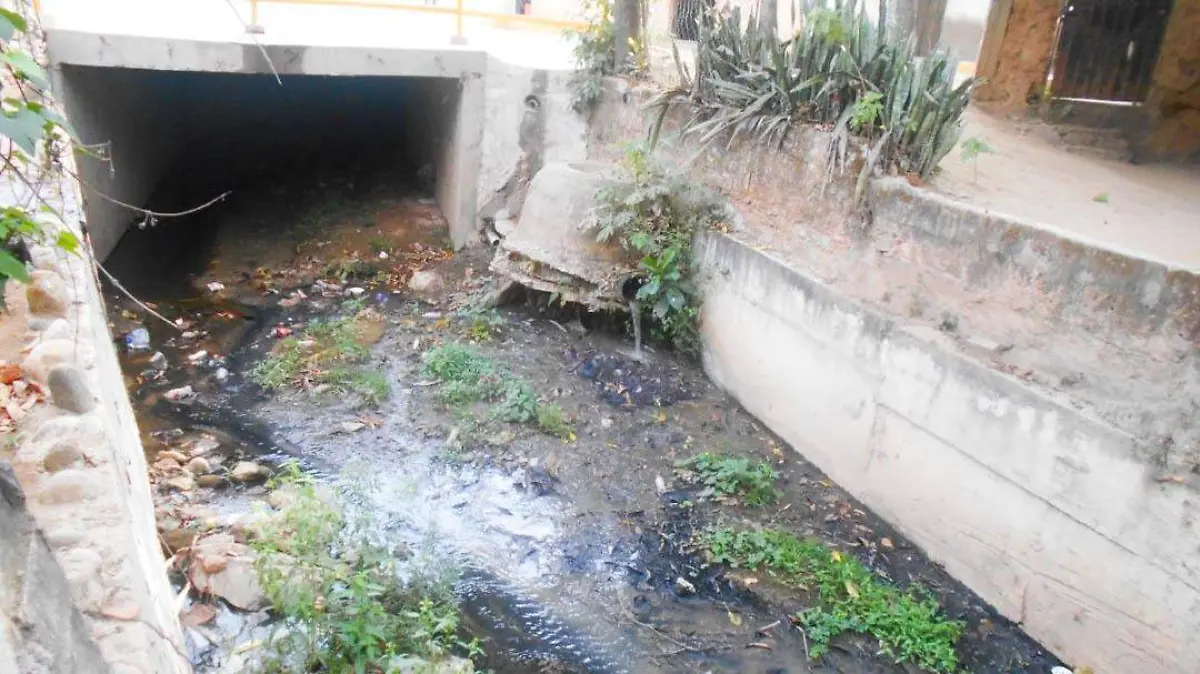 canal de aguas negras xochistlahuaca