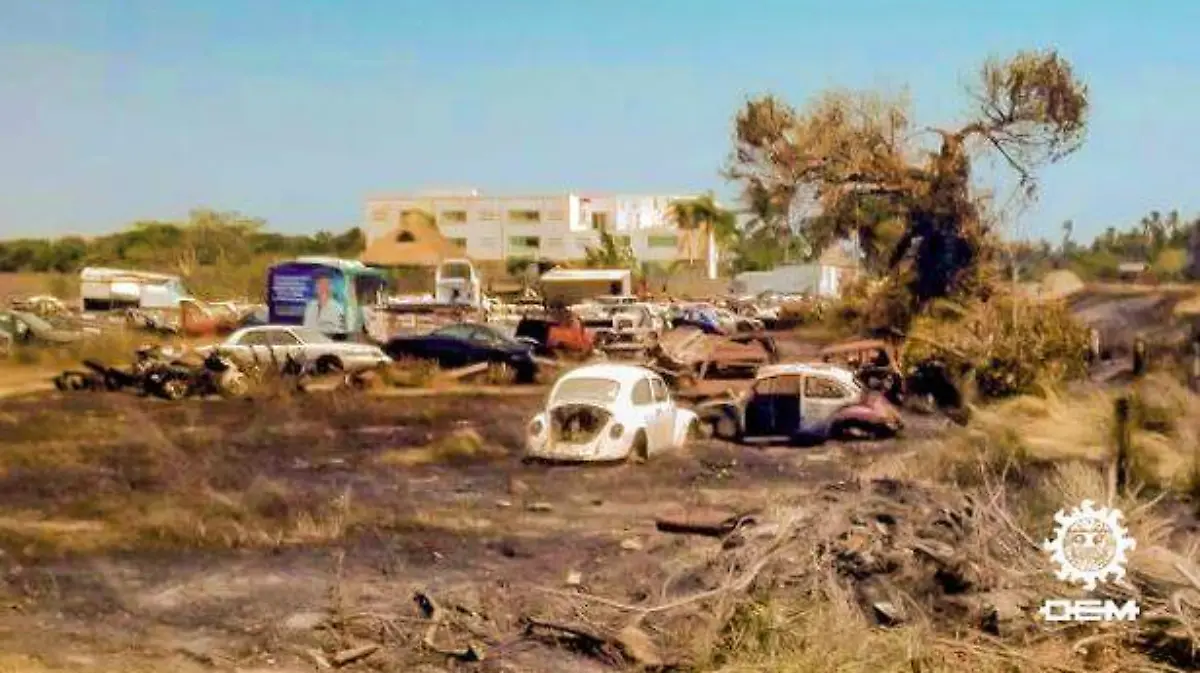 Acapulco - incendio consume 2 vehículos chatarra nuevamente en el podrido