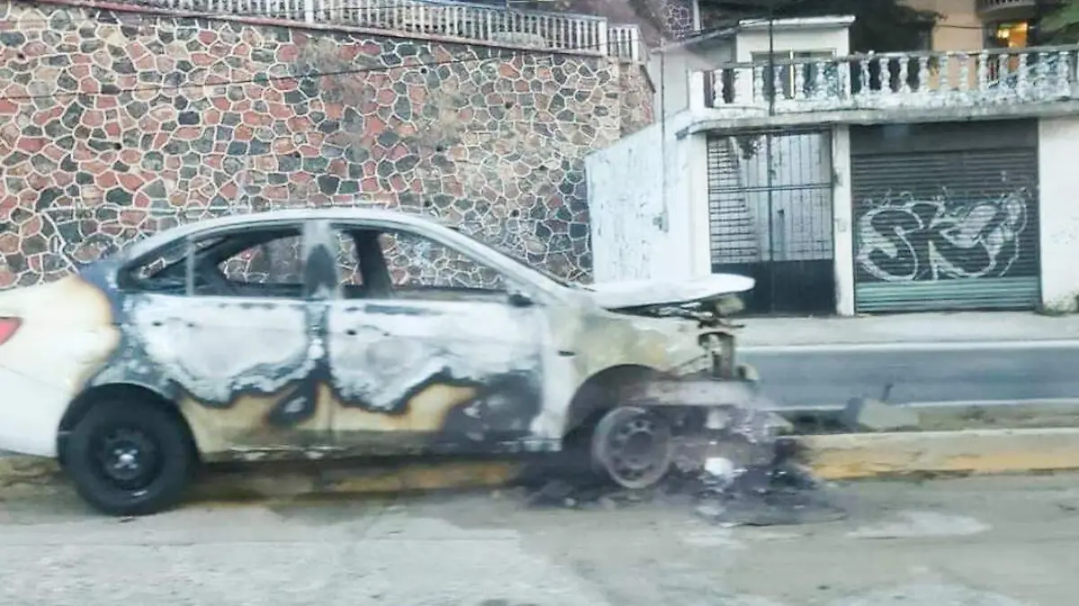 auto incendiado calzada pie de la cuesta