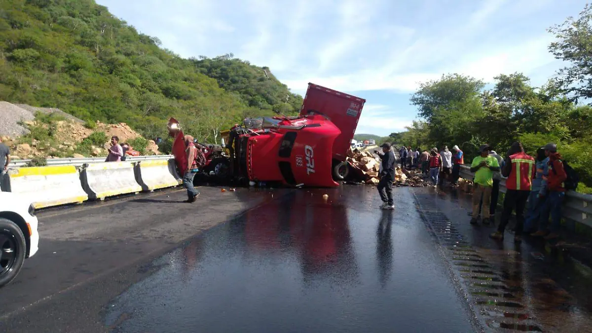 vuelca camion cervezas