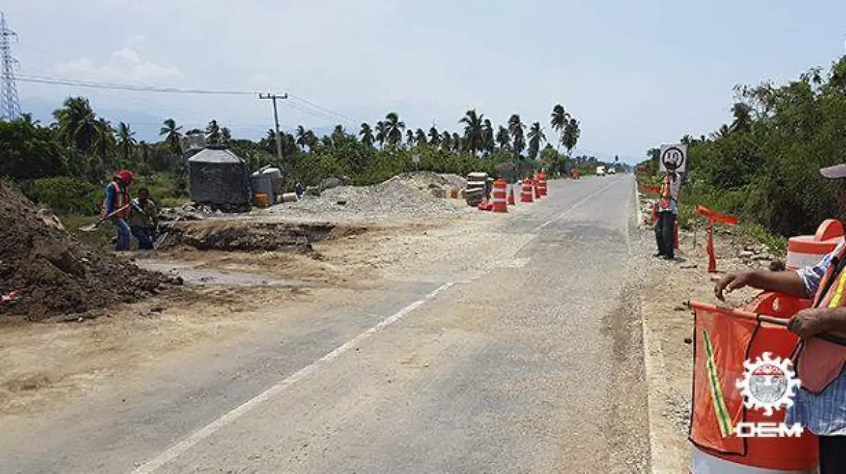 Zihuatanejo - carretera a punto de quedar abierta a circulación