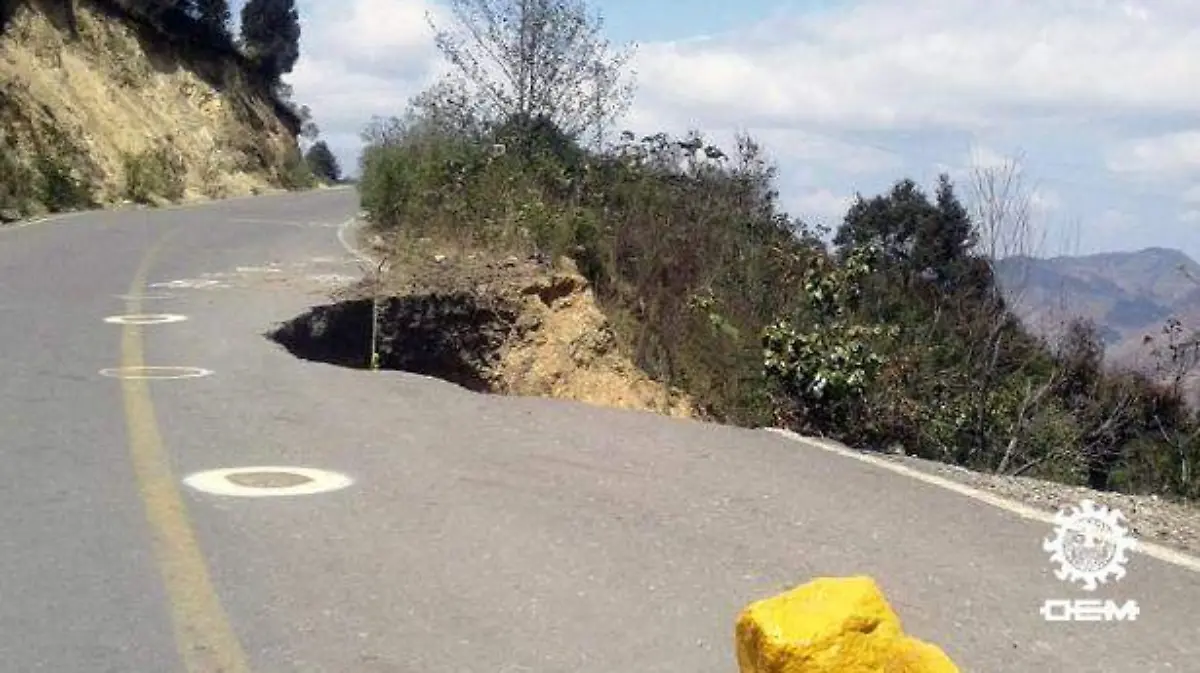 Costa Chica- trasportistas alertan de socavones en la carretera