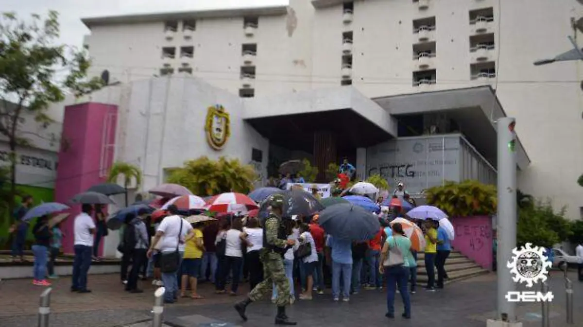 Acapulco - marchan maestros por costera
