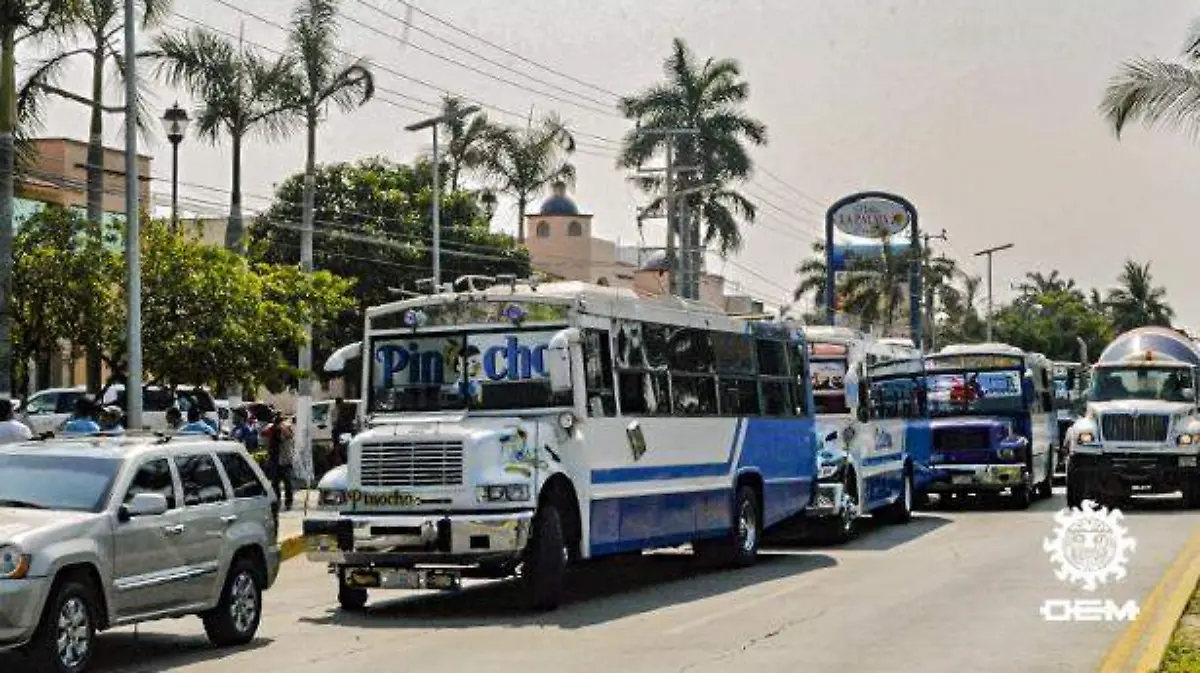 Acapulco - bloqueo de camiones en el bulevar de las naciones