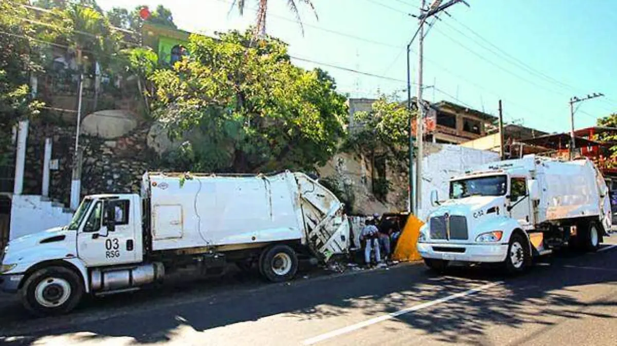 Acapulco - camiones de basura listos para las fiestas de fin de año