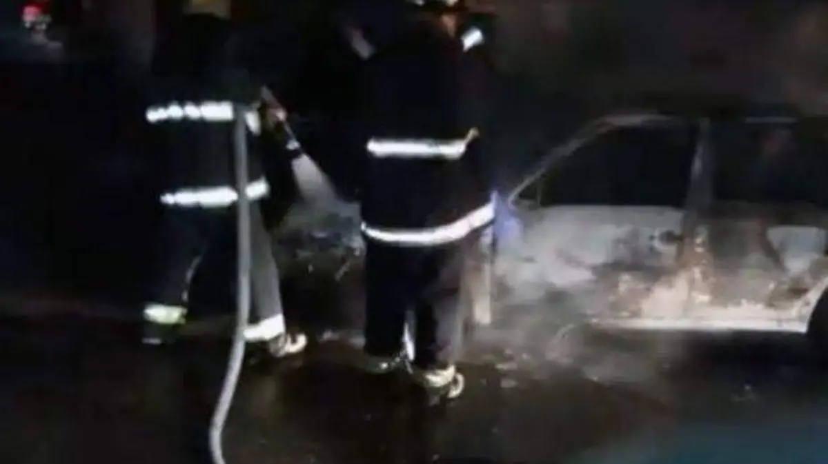Acapulco - Bomberos apagan incendio de coche en la Garita